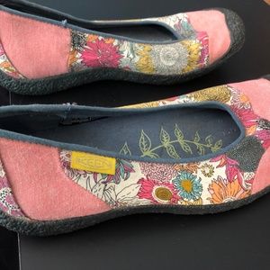 Fun Pink Flower Keens